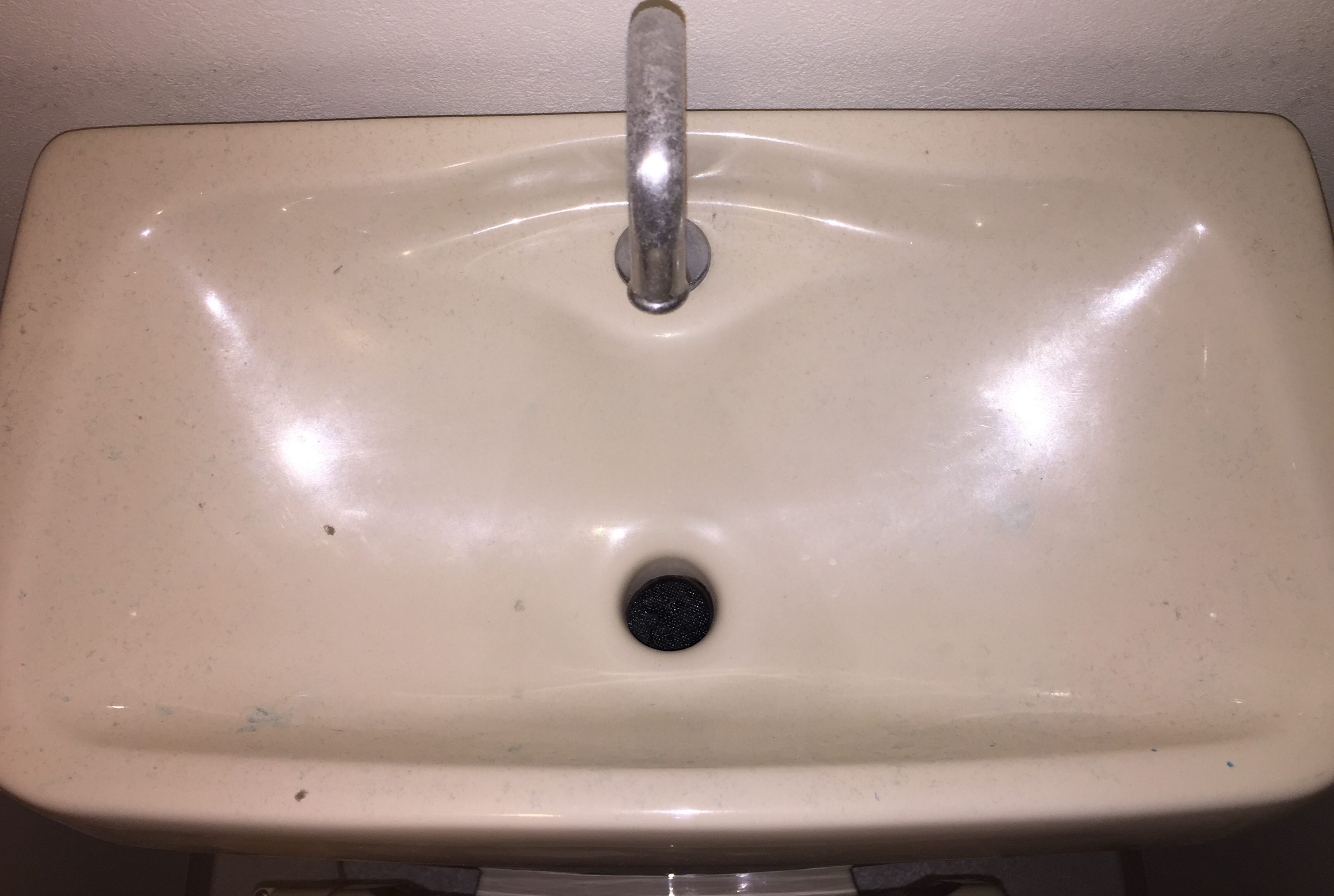 川西市　トイレのタンク清掃、カルシウムやマグネシウムの残留物、汚れの多くは雑菌？！！
