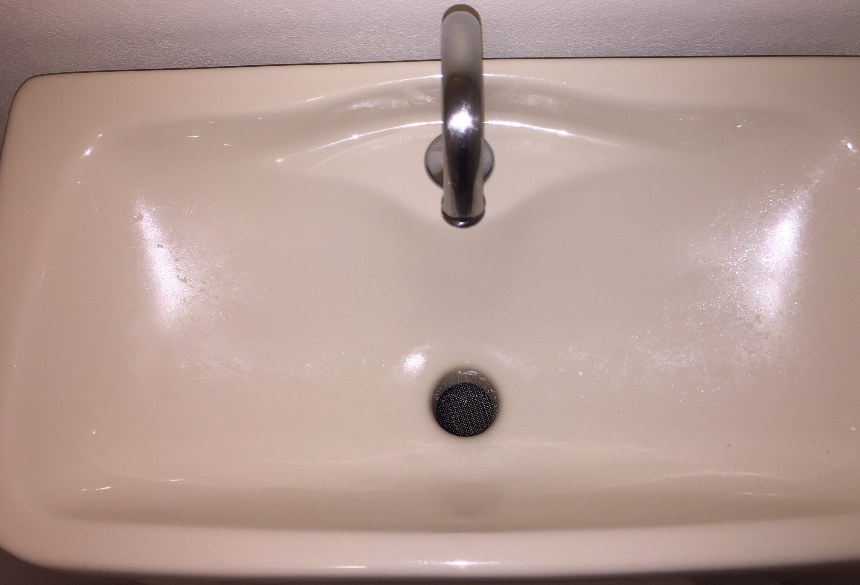 川西市　トイレのタンク清掃、カルシウムやマグネシウムの残留物、汚れの多くは雑菌？！！