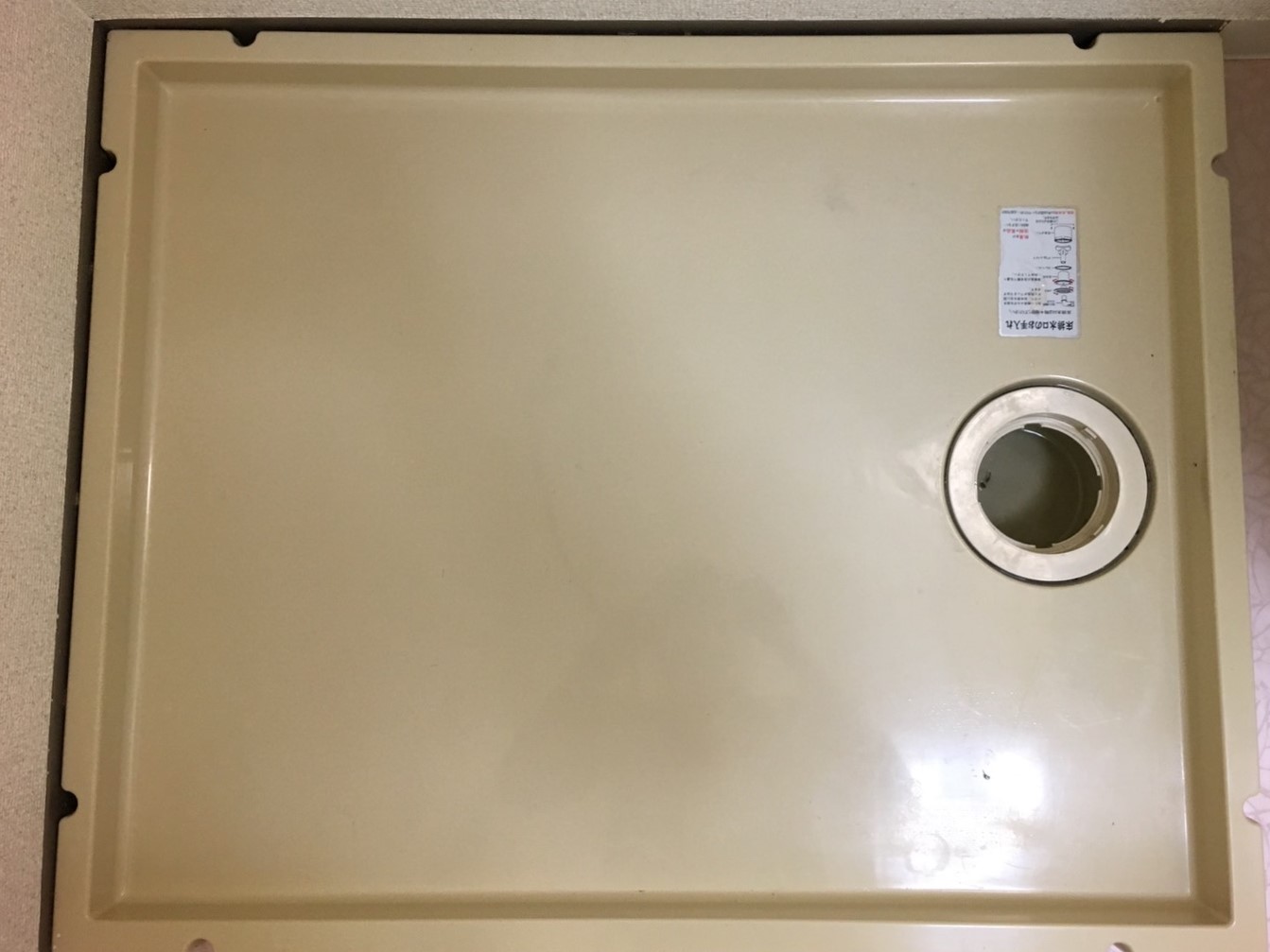 宝塚市　洗濯機のトラブルの原因・・・排水口のつまり・・洗濯パンの清掃はおそうじプラスにおまかせください！　