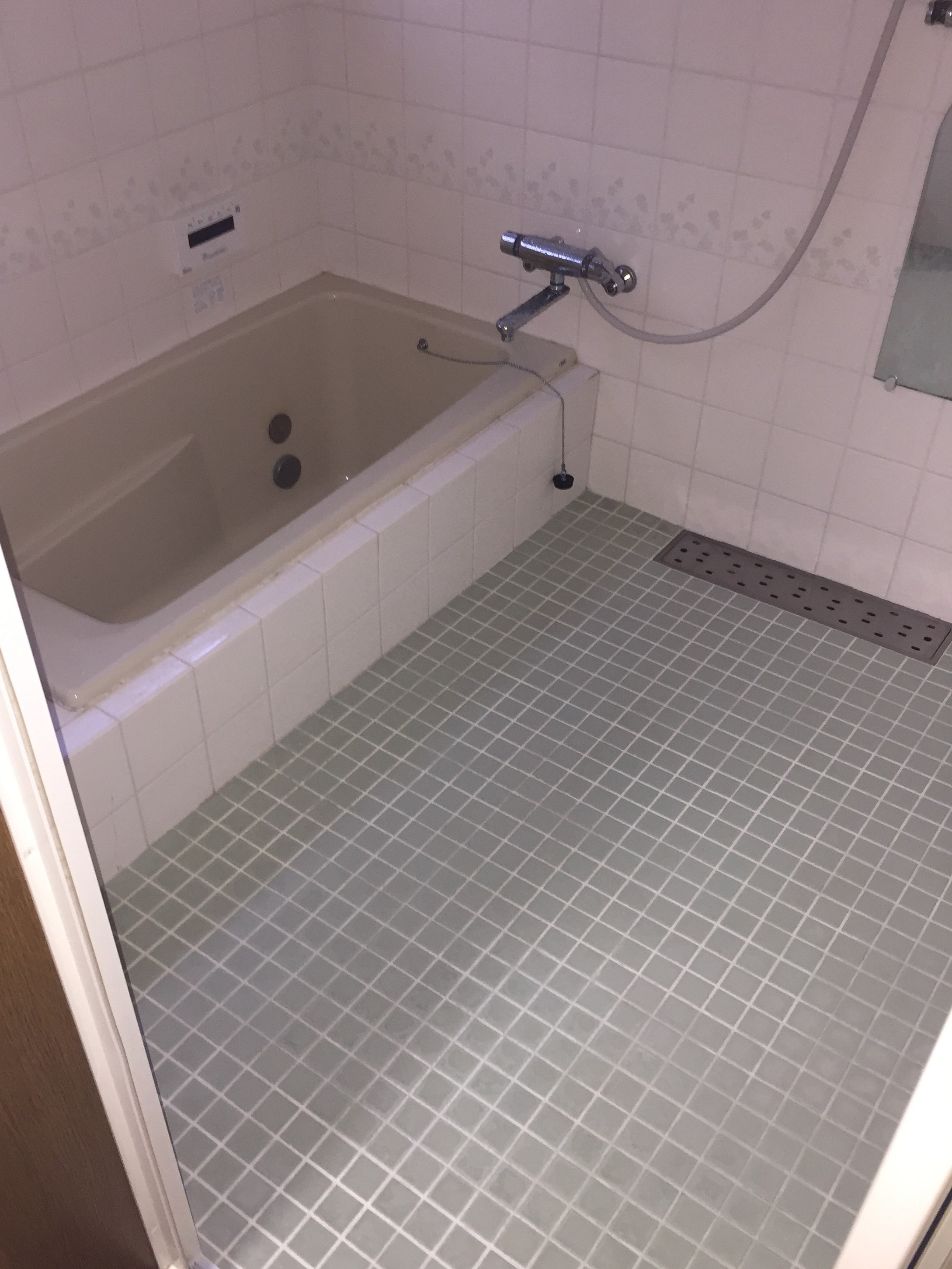 古くなった浴室が見違えるほど綺麗に！お風呂クリーニング！カビや水垢等のしつこい汚れを徹底洗浄し、浴槽から壁・床・扉などをピカピカに！ふだん手の回らない天井、扉、シャワーヘッド等すみずみまでお掃除します。