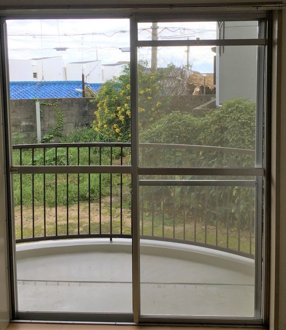 関西　兵庫県(伊丹市・宝塚市・川西市）ハウスクリーニング「窓掃除」外側の汚れ、中側の汚れ、窓を綺麗にします！