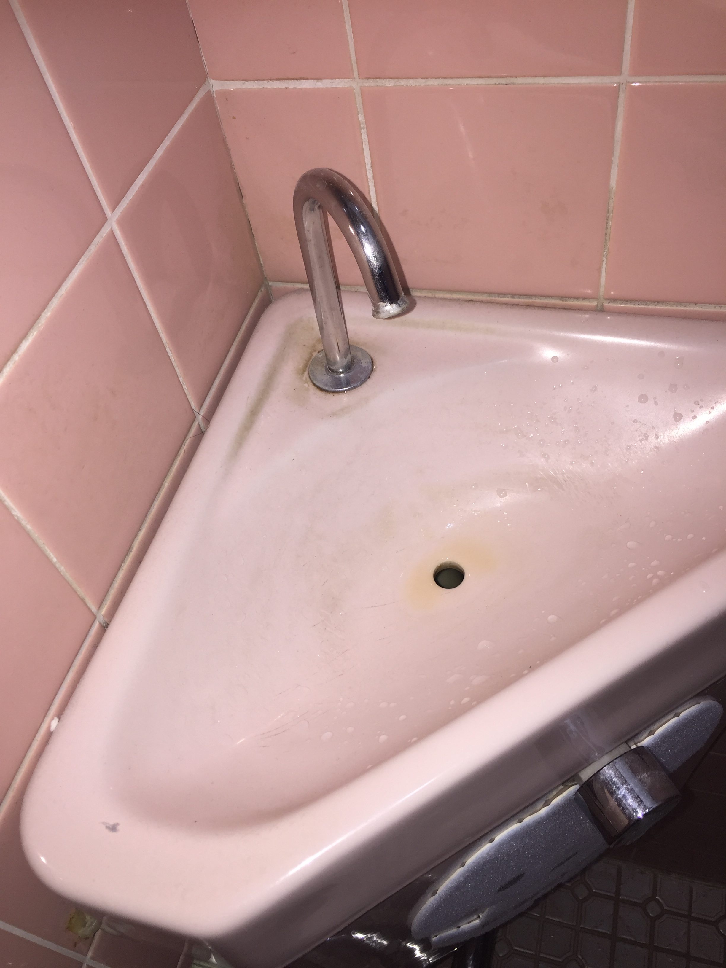 トイレ手洗い器のお掃除蛇口周り、水垢等の汚れを落とします。ハウスクリーニングは、おそうじプラスまで 伊丹市