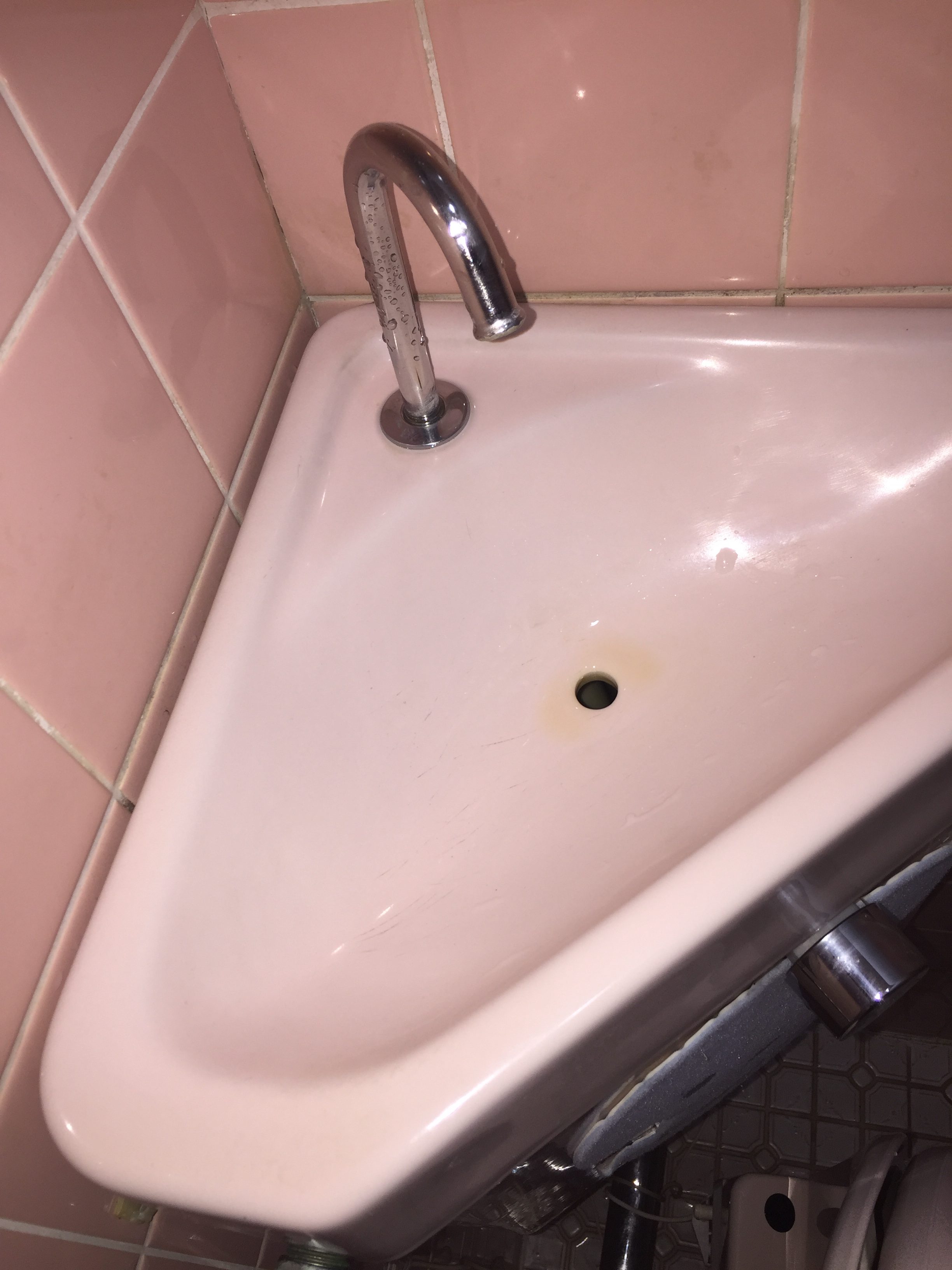 トイレ手洗い器のお掃除蛇口周り、水垢等の汚れを落とします。ハウスクリーニングは、おそうじプラスまで 伊丹市