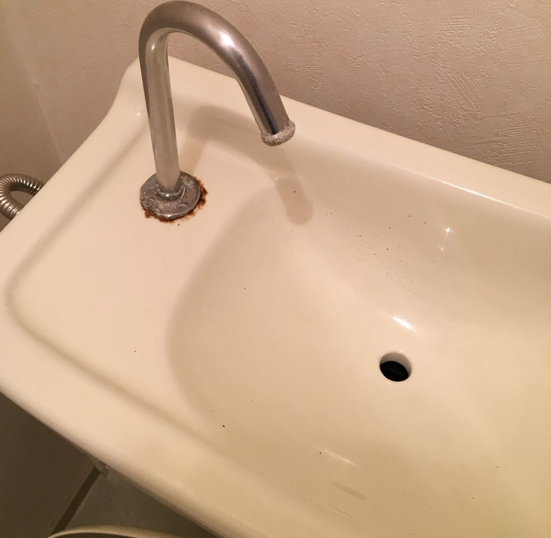 トイレクリーニング＞トイレのタンク上の手洗い・水受けの掃除　トイレタンクの蛇口の錆びを除去します。お掃除のことなら、おそうじプラス伊丹へ