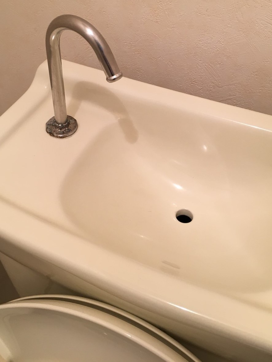 トイレクリーニング＞トイレのタンク上の手洗い・水受けの掃除 トイレタンクの蛇口の錆びを除去します。お掃除のことなら