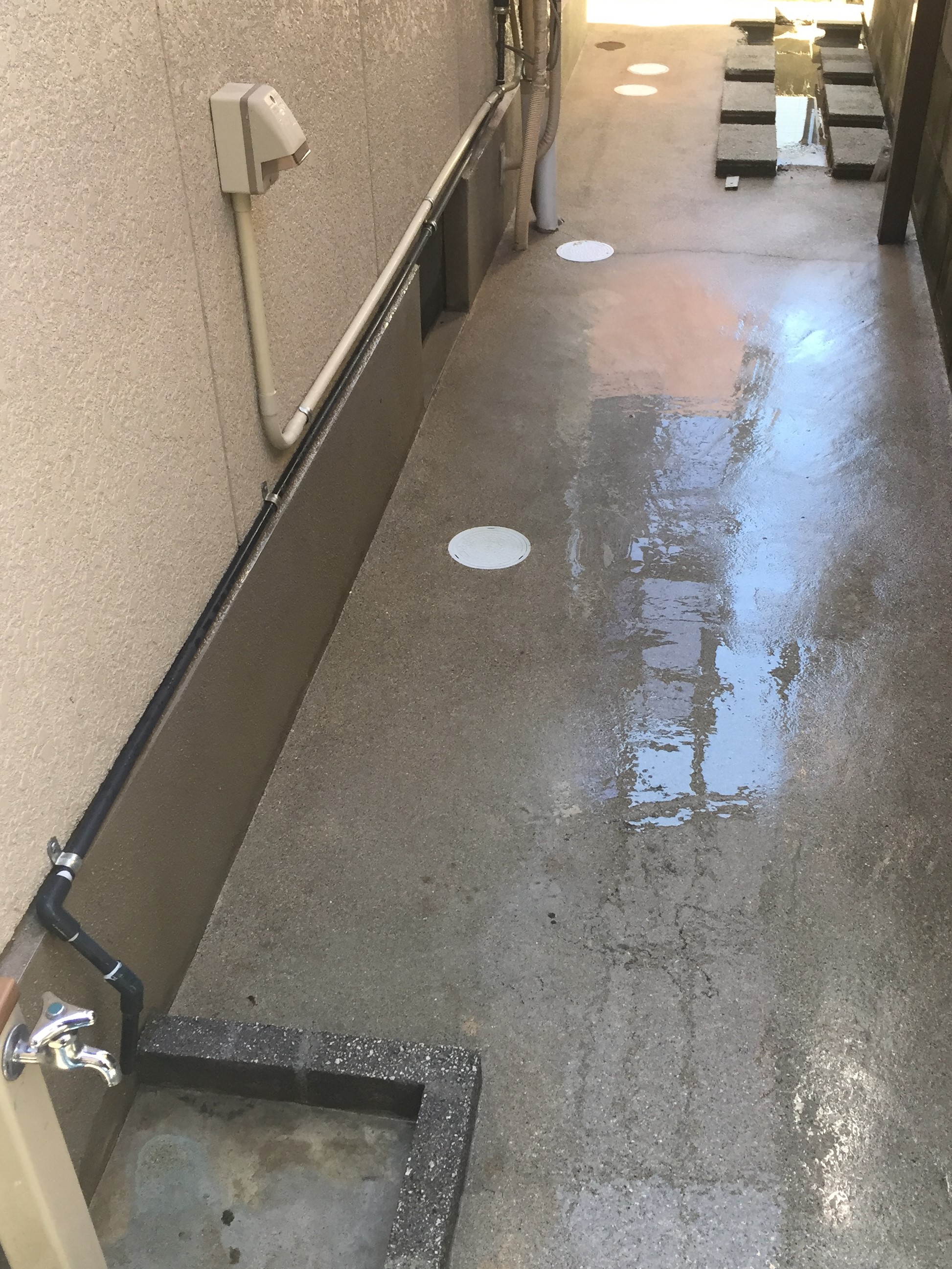 外壁の高圧洗浄(特殊清掃)、できるだけ早く、翌日に！兵庫県の伊丹市・宝塚市・川西市の地域に限定、お見積・出張料無料！