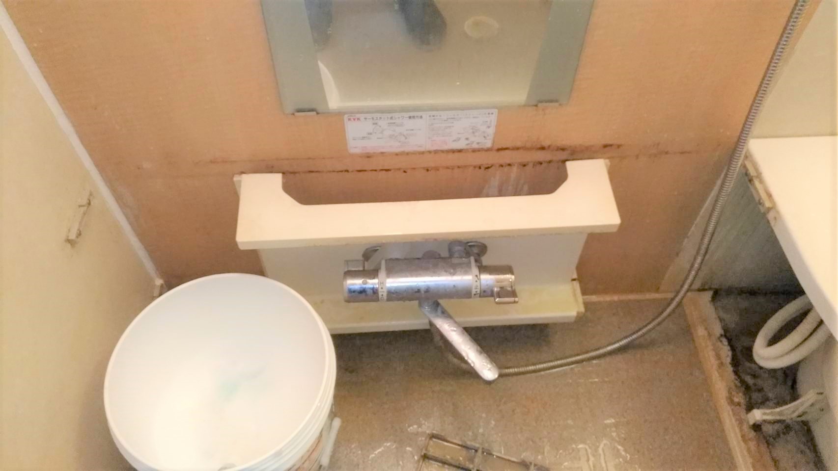 洗い場＞蛇口まわり、鏡、シャワーヘッドなどは水垢が溜まりやすい場所です。宝塚市・伊丹市・川西市の地域　たのんでよかったプロのお掃除　ハウスクリーニングは、おそうじプラスまで072-768-9969