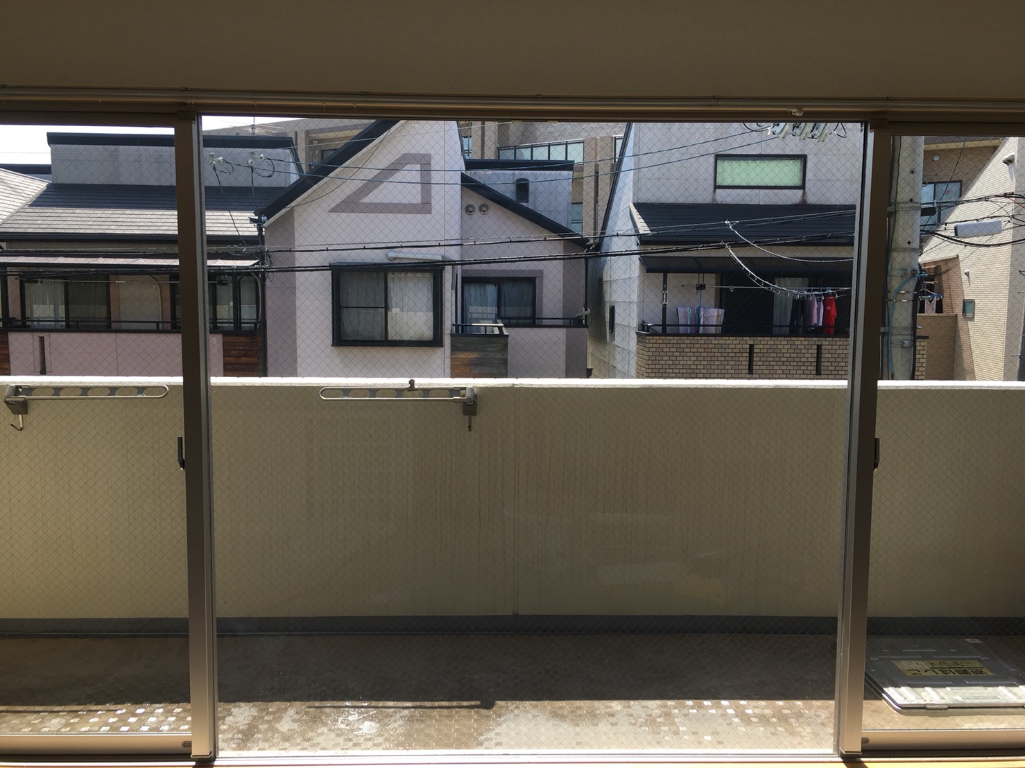 兵庫県＞川西市　雨風、泥、ほこり窓ガラスの汚れ、落としにくい頑固な汚れ”お掃除”のことは、おそうじプラスにお任せください！